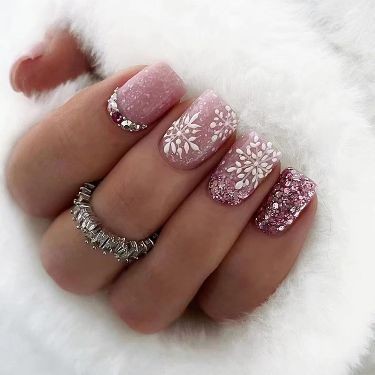 Falling-Snowflakes-short-nails