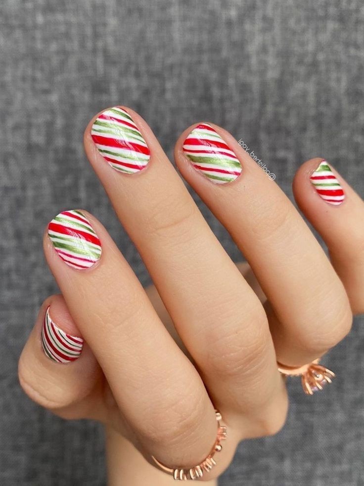 Glittery-Pine-Needles-short-nails