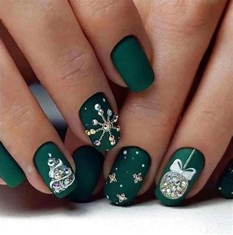 Christmas-Tree-Twinkles-Short-nails