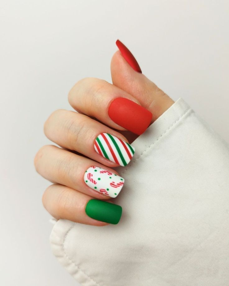 Classic-Candy-Cane-Stripes-short-nails