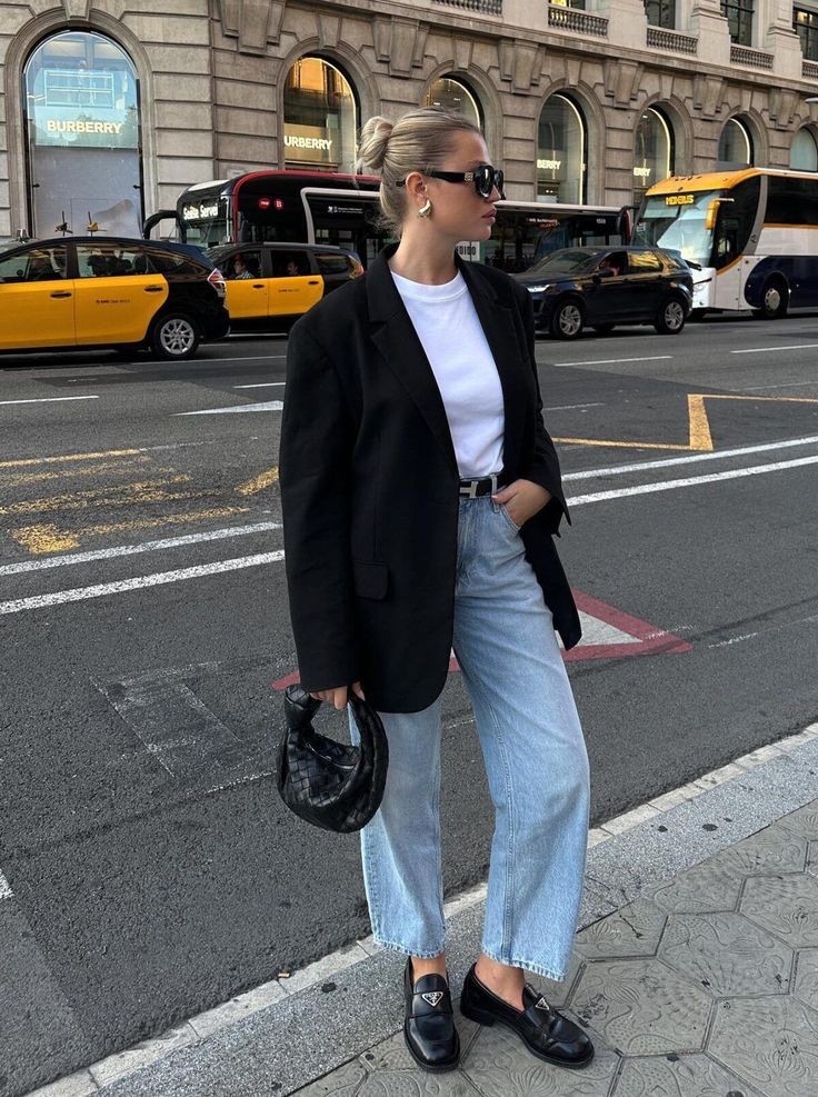 Pair-jeans-with-a-blazer-for-a-casual-smart-look