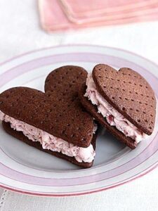 HEART-SHAPED-COOKIE-SANDWICHES