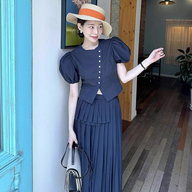 Pleated- Midi -Skirt -with- a Puff-Sleeve -Blouse-old-money-outfit-ideas-for-ladies 