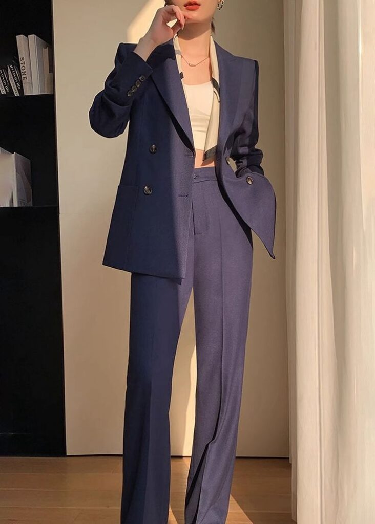 Double-Breasted- Navy -Blazer- and- Linen- Pants-Old -Money- Outfit -Ideas -for- Ladies