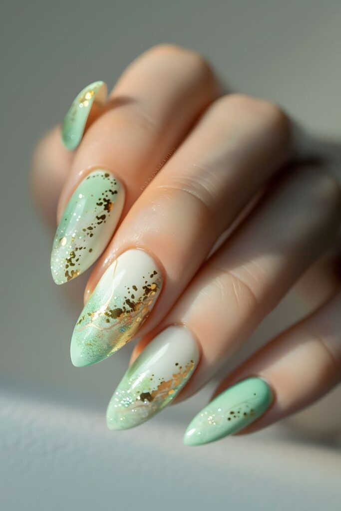 Mint- and- Gold- Luxe-Spring-Nail-Ideas