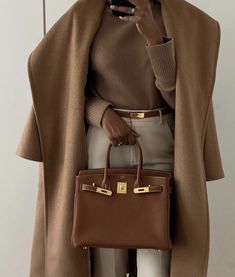 Monochrome- in -Shades- of- Beige-Old -Money- Outfit -Ideas -for- Ladies