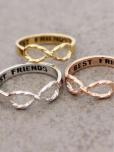 Heartwarming-matching-rings-for-trio-friends 