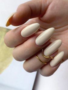 Classic-Baddie-Almond-Nails-That-Never-Go-Out-of-Style