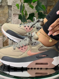 Best-summer-travel-women-outfit