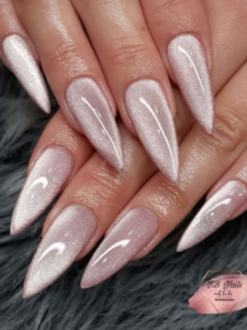Classic-Baddie-Almond-Nails-That-Never-Go-Out-of-Style
