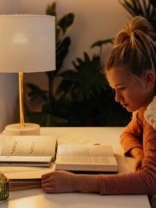 Night-reading-routine-daily-for-college-students