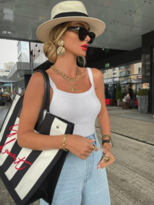 Best-summer-travel-women-outfit