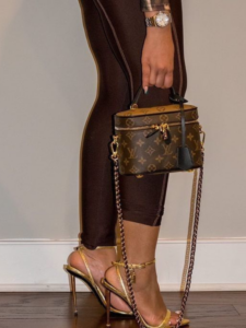 Best-summer-travel-women-outfit