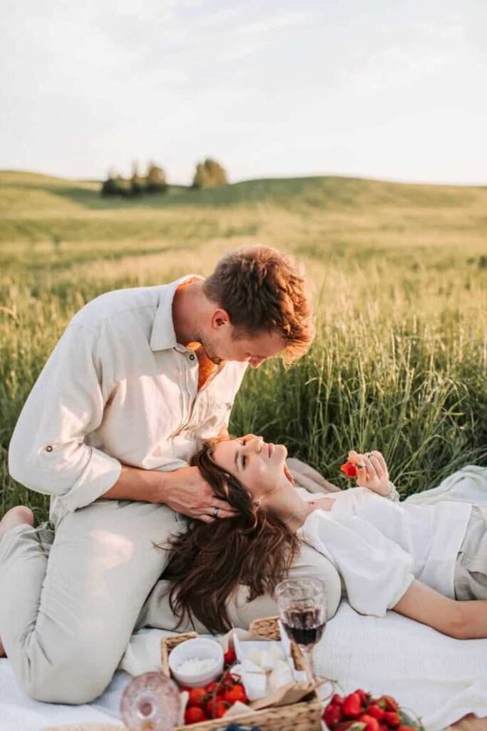 20 Romantic Valentine’s Day Photoshoot Ideas for Lovers - The Girly Haven