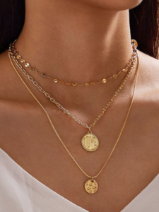 Stylish-Ways-to-Accessorize-Simple-Outfits