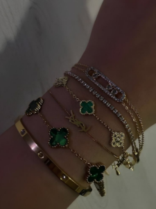 Stylish-Ways-to-Accessorize-Simple-Outfits