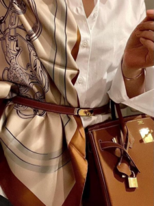 Stylish-Ways-to-Accessorize-Simple-Outfits