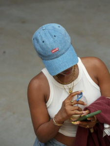 Stylish-Ways-to-Accessorize-Simple-Outfits