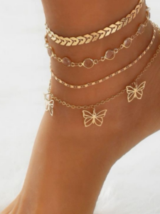 Stylish-Ways-to-Accessorize-Simple-Outfits