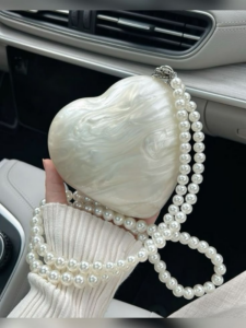 Stylish-Ways-to-Accessorize-Simple-Outfits