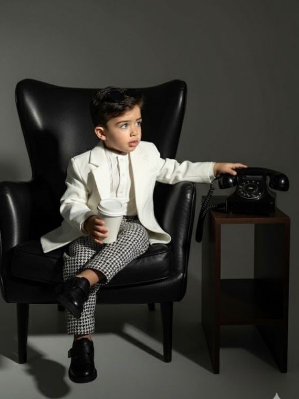 25-spooky-boss-baby-Halloween-costume-with-haunted-office. 