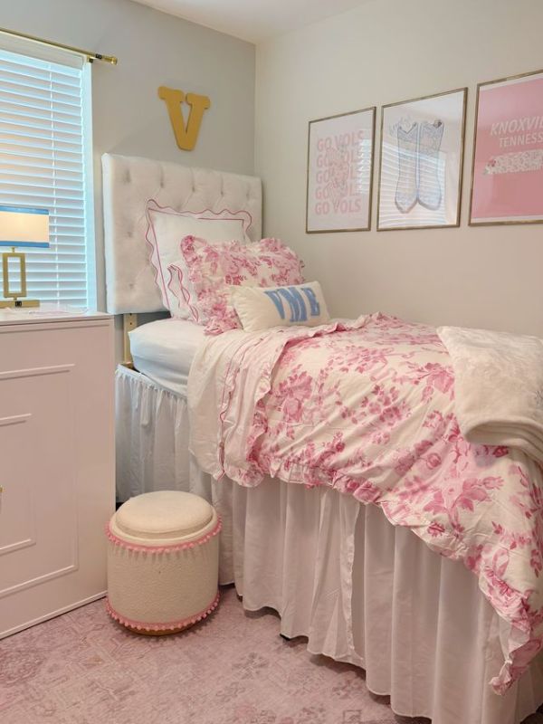 Beautiful-Pink-and-Gold-Dorm-Room-Decor