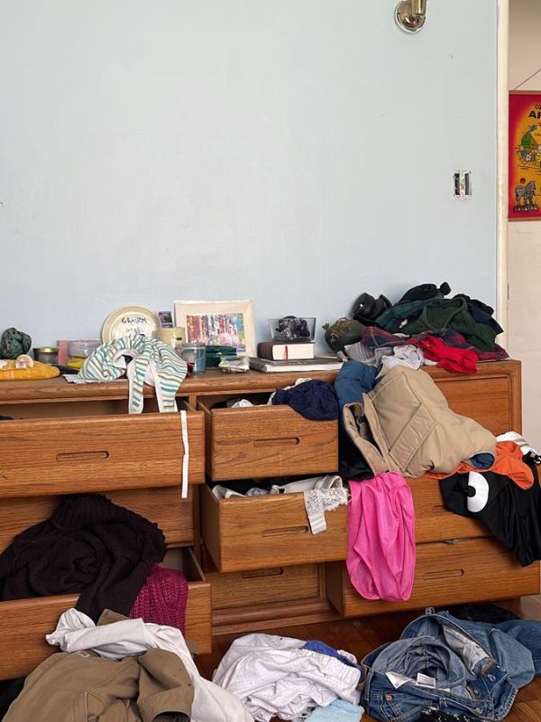 Bedroom-Clothing-Chaos.