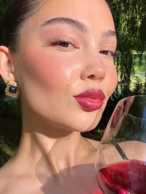 Berry-Lip-and-Minimal-Makeup
