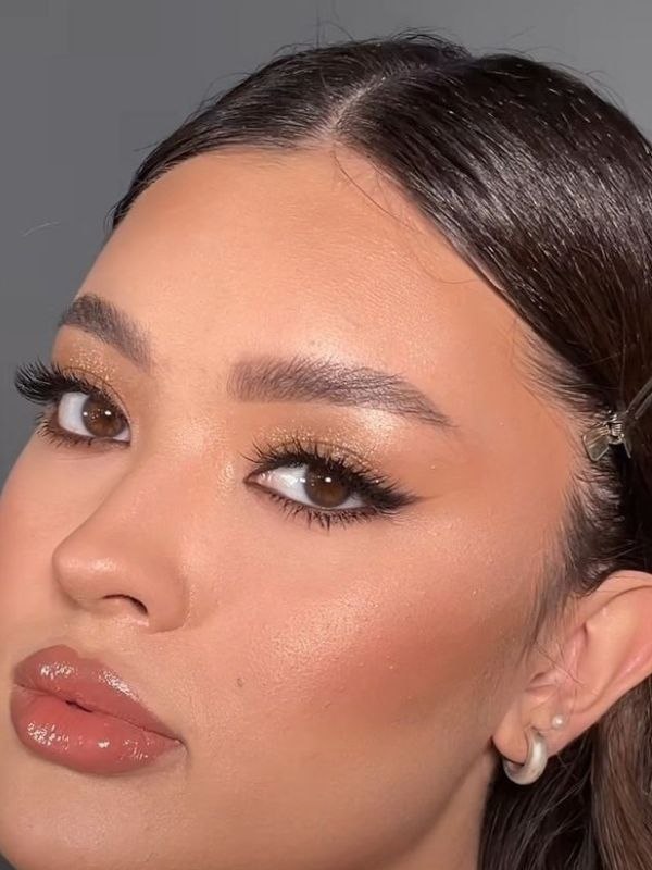 Brown-Eyeliner-and-Gloss