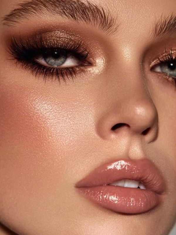 Brown-Smoky-Eyes-With-Glossy-Lips