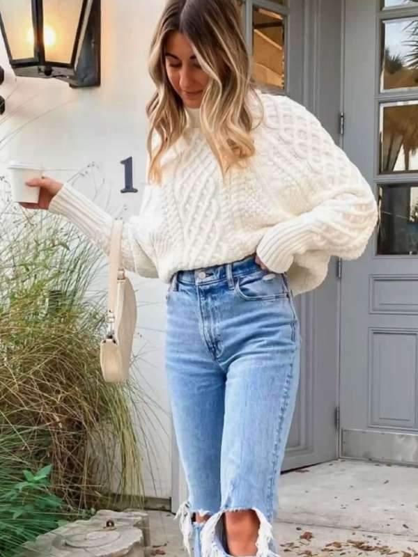 Chunky-Knit-White-Sweater-with-Mom-Jeans.