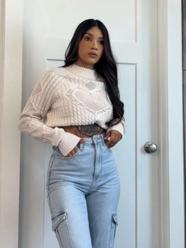 Cropped-White-Sweater-with-High-Waisted-Jeans