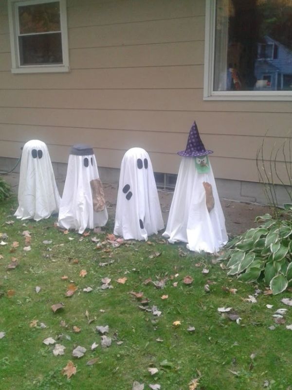 DIY-Ghost-Family-for-Your-Yard