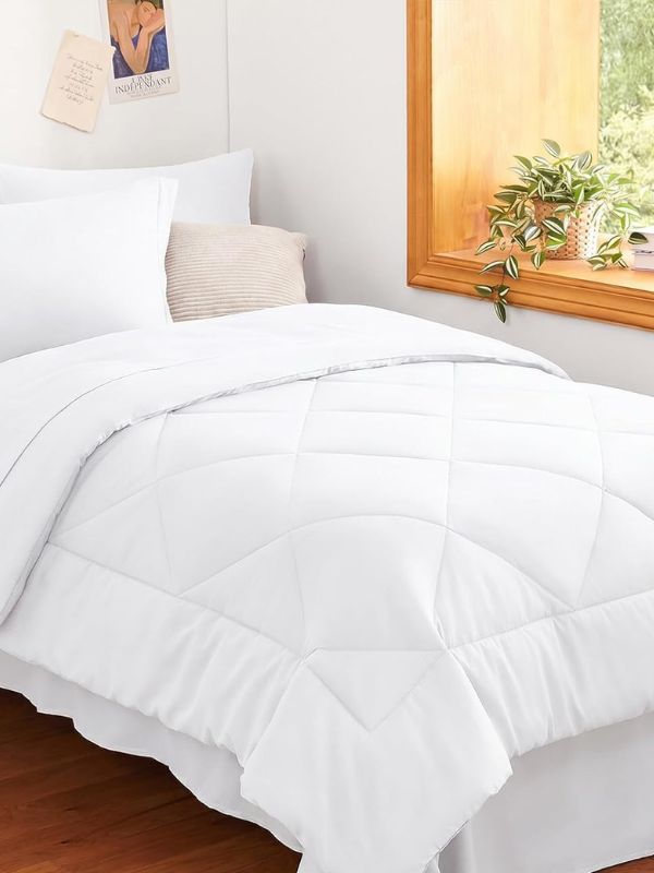 Dorm-Room-White-Bedding