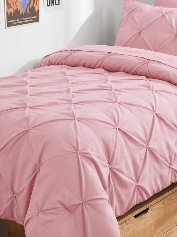 Dorm-room-pink-bedding