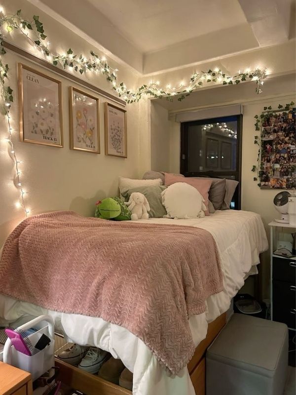 Floral-Pink-and-Green-dorm-room