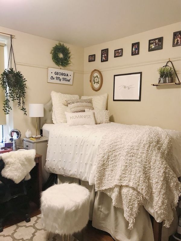 How-to-Add-Dorm-Room-Photo-Walls