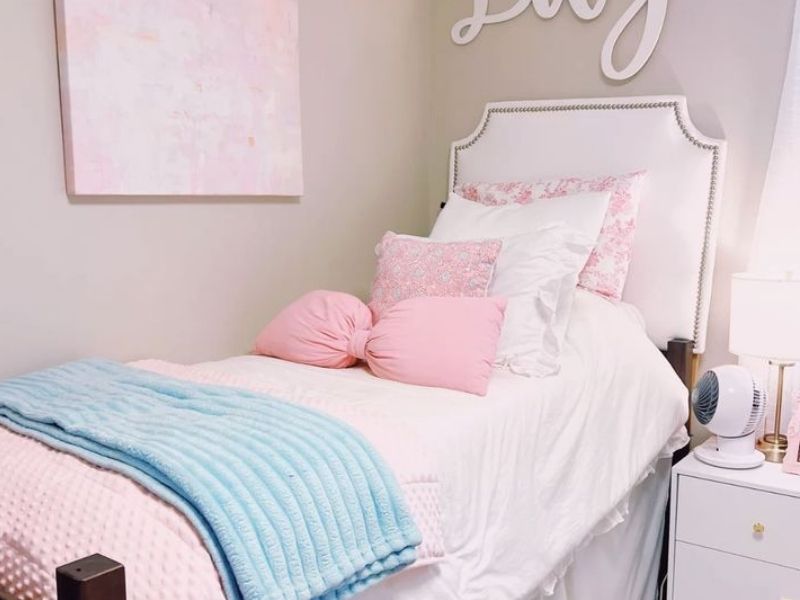 How-to-Decorate-a-Pink-and-Blue-Dorm-Room