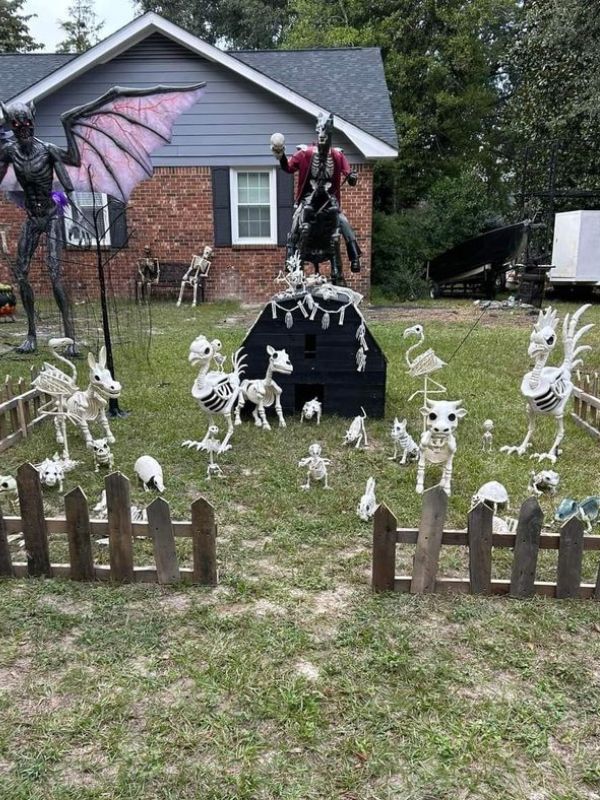 How-to-Make-Your-Outdoor-Halloween-Decorations-Look-Even-Scarier