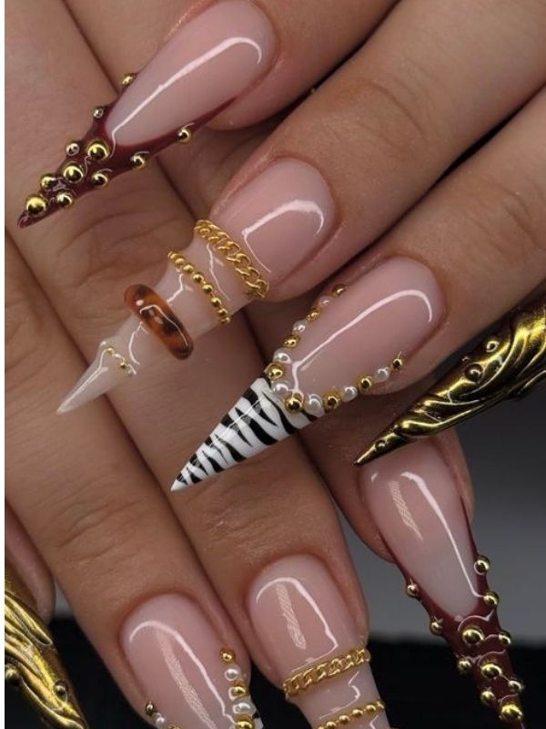 Nude-Nails-With-Gold-Details