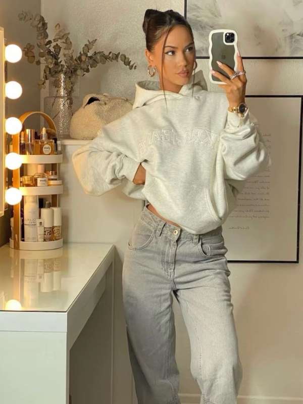 Oversized-White-Sweater-with-Blue-Jeans.