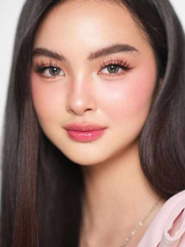 Peachy-Blush-and-Nude-Lips