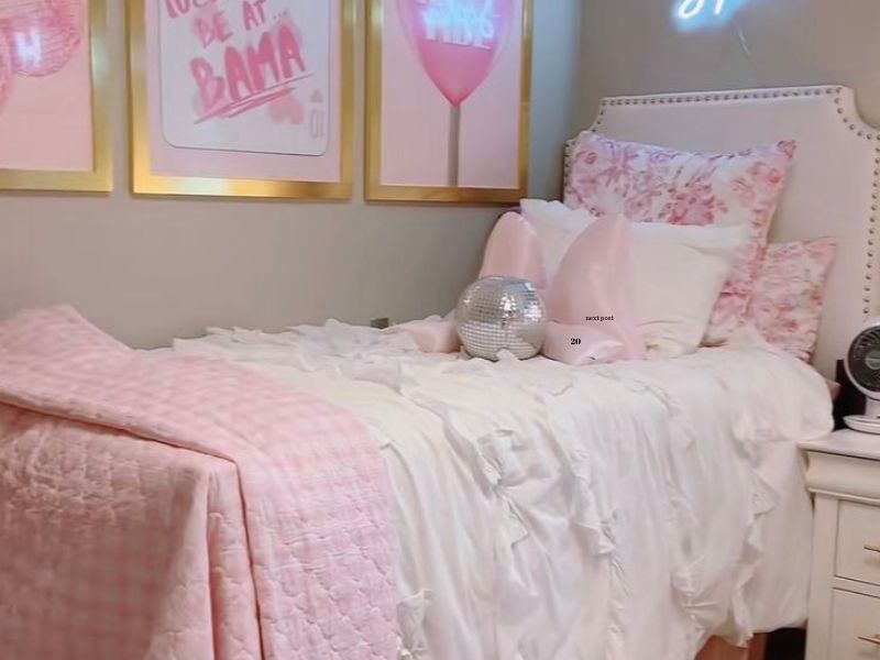 Pink-and-Gold-Dorm-Room-Decor