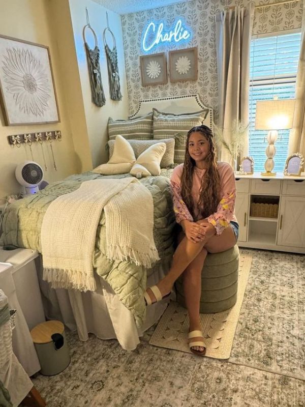 Sage-Green-and-White-Dorm-Room