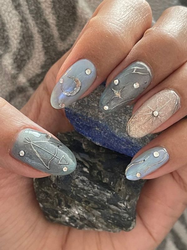 Sagittarius-zodiac-nail-art-with-shooting-stars. 