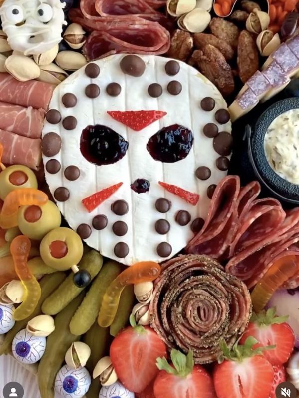 Scary-Halloween-Snacks-Ideas-That-Will-Make-Your-Party-Extra-Creepy