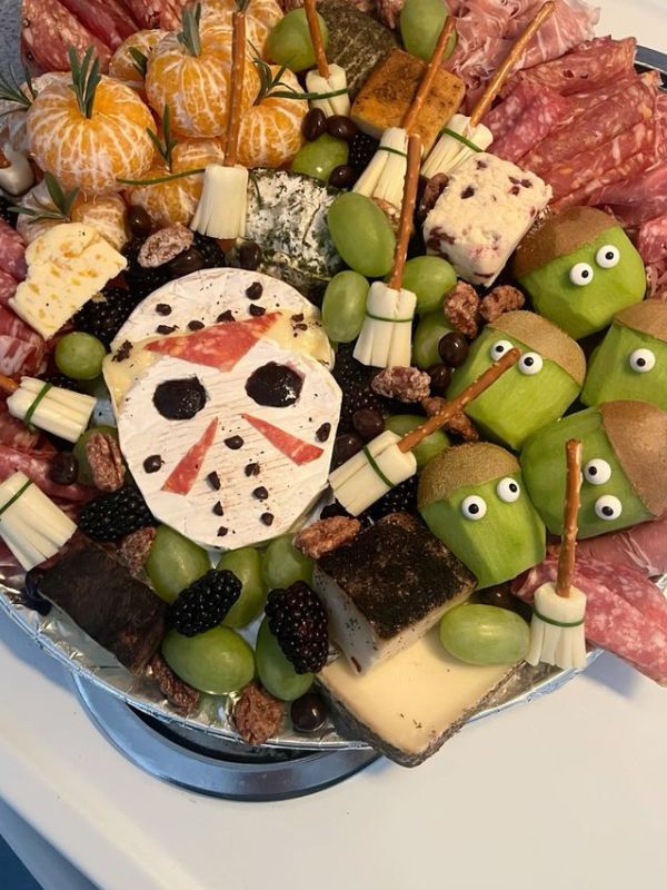 Scary-Halloween-Snacks-Ideas-That-Will-Make-Your-Party-Extra-Creepy