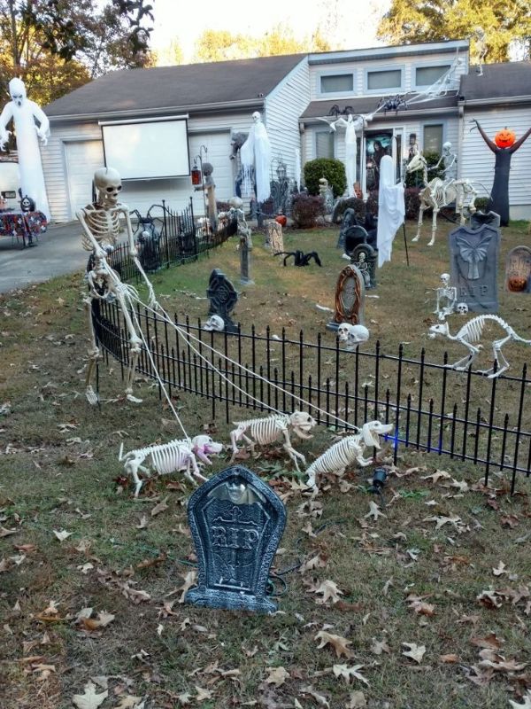 Scary-Outdoor-Halloween-Decor-Ideas-to-Make-Your-Yard-Extra-Creepy