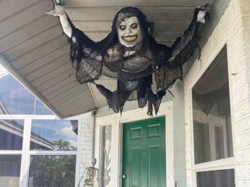 Scary-Outdoor-Halloween-Decor-Ideas-to-Make-Your-Yard-Extra-Creepy
