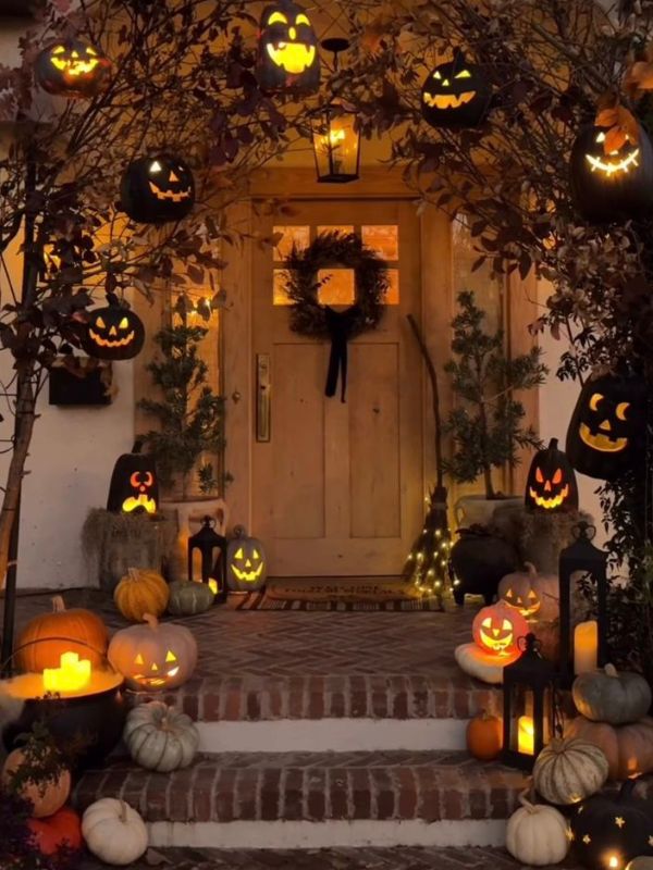 Spooky-Halloween-Front-Porch-Decor-Ideas-That-Will-Make-Your-Home-Look-Haunted